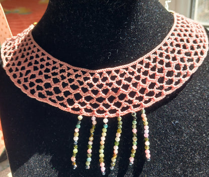 Collier ras de cou crochet coton rose – Tourmaline multicolore