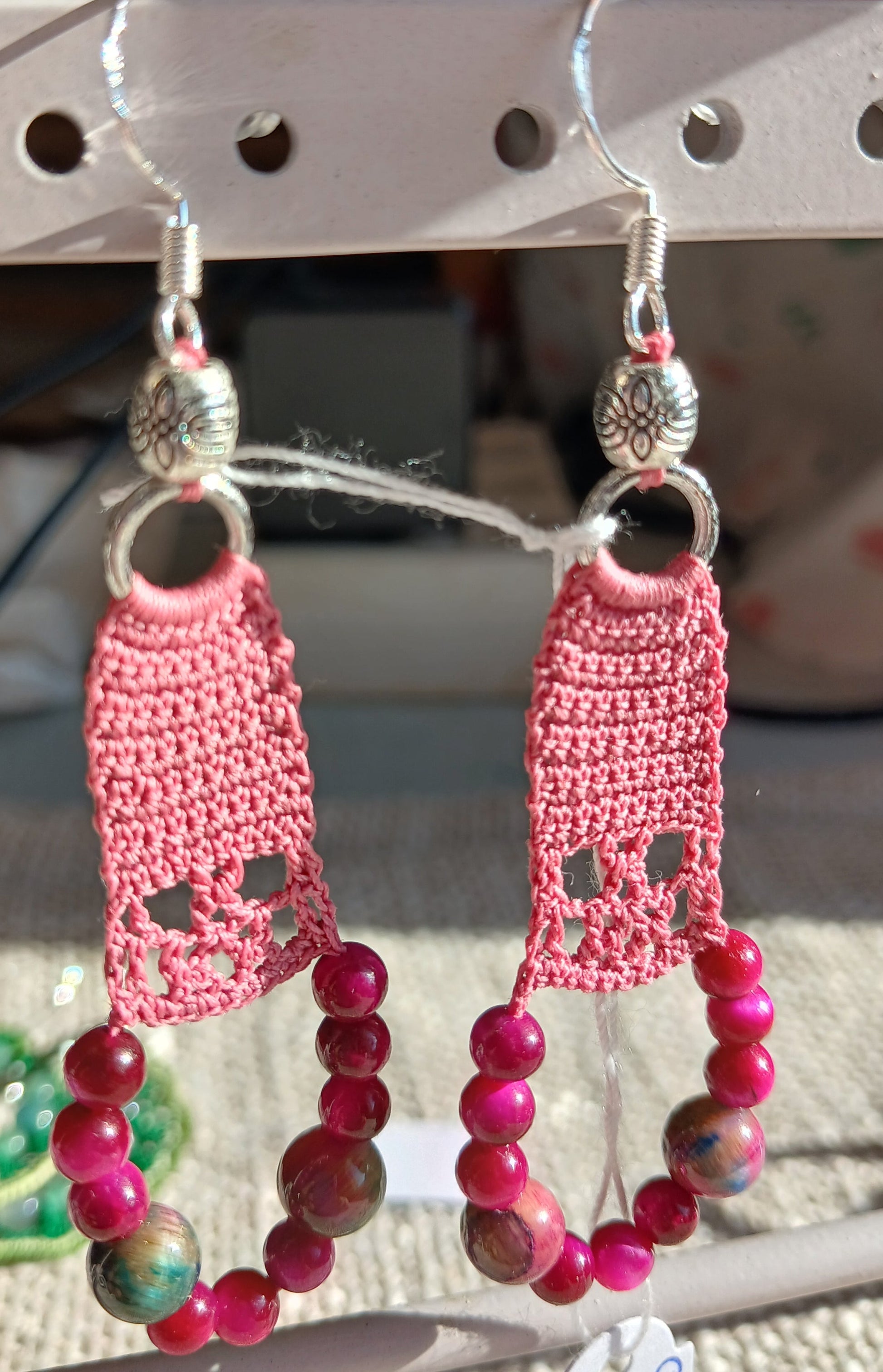 Boucles d'oreilles en crochet coton rose soutenu avec panneau dentelle et anneau de perles d'œil de tigre rouge, crochet argent 925