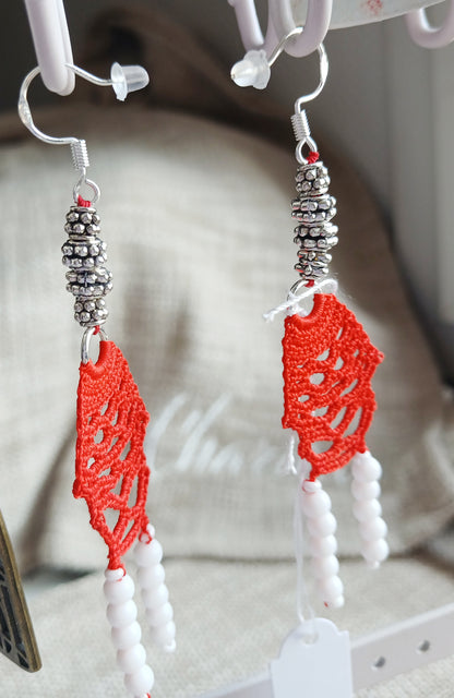 Boucles d'oreilles pendantes — Crochet rouge & agate blanche