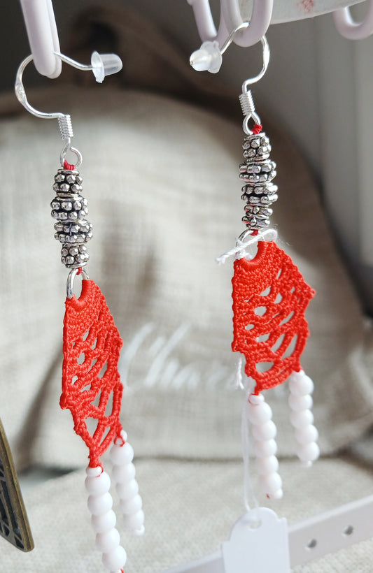 Boucles d'oreilles pendantes — Crochet rouge & agate blanche