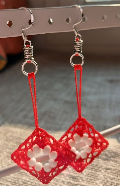 Boucles d'oreilles crochet coton rouge vermillon – Perles d'agate blanche & Argent 925