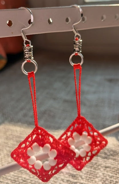Boucles d'oreilles crochet coton rouge vermillon avec perles d'agate blanche et crochet argent 925