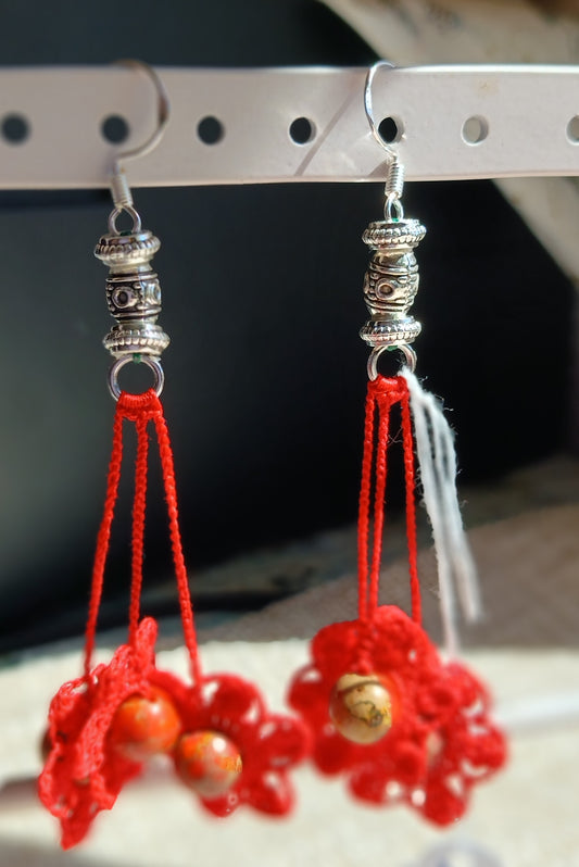 Boucles d'oreilles 3 fleurs crochet coton rouge vermillon — Jaspe rouge & orange — Argent 925