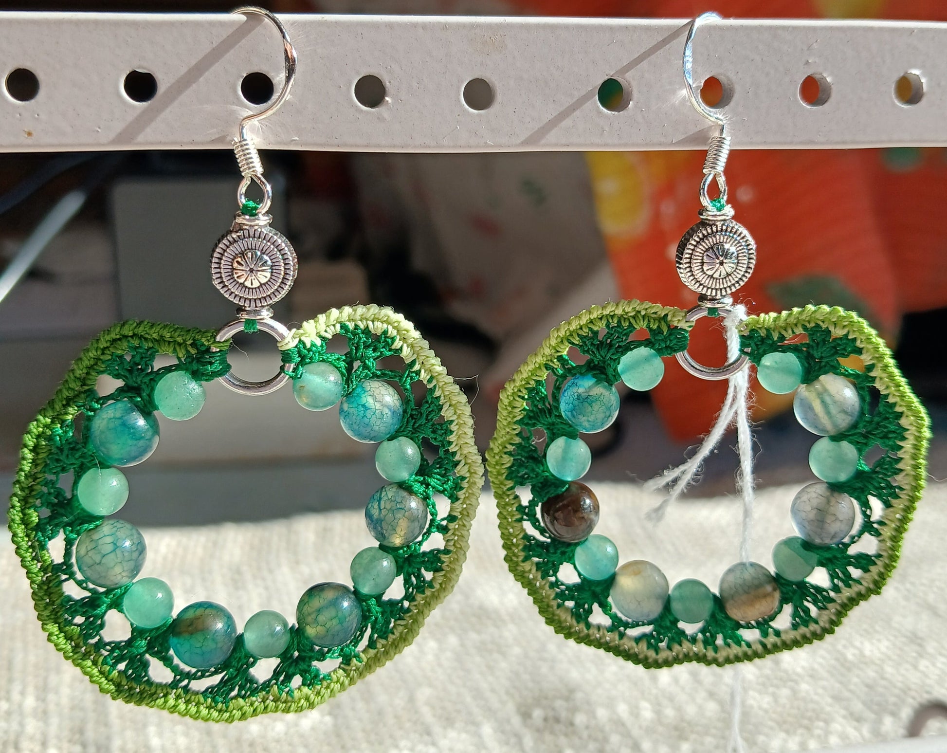Grandes créoles en crochet coton dégradé vert avec perles de tourmaline verte et aventurine verte, finition point d'écrevisse, médaillon argenté, crochet argent 925