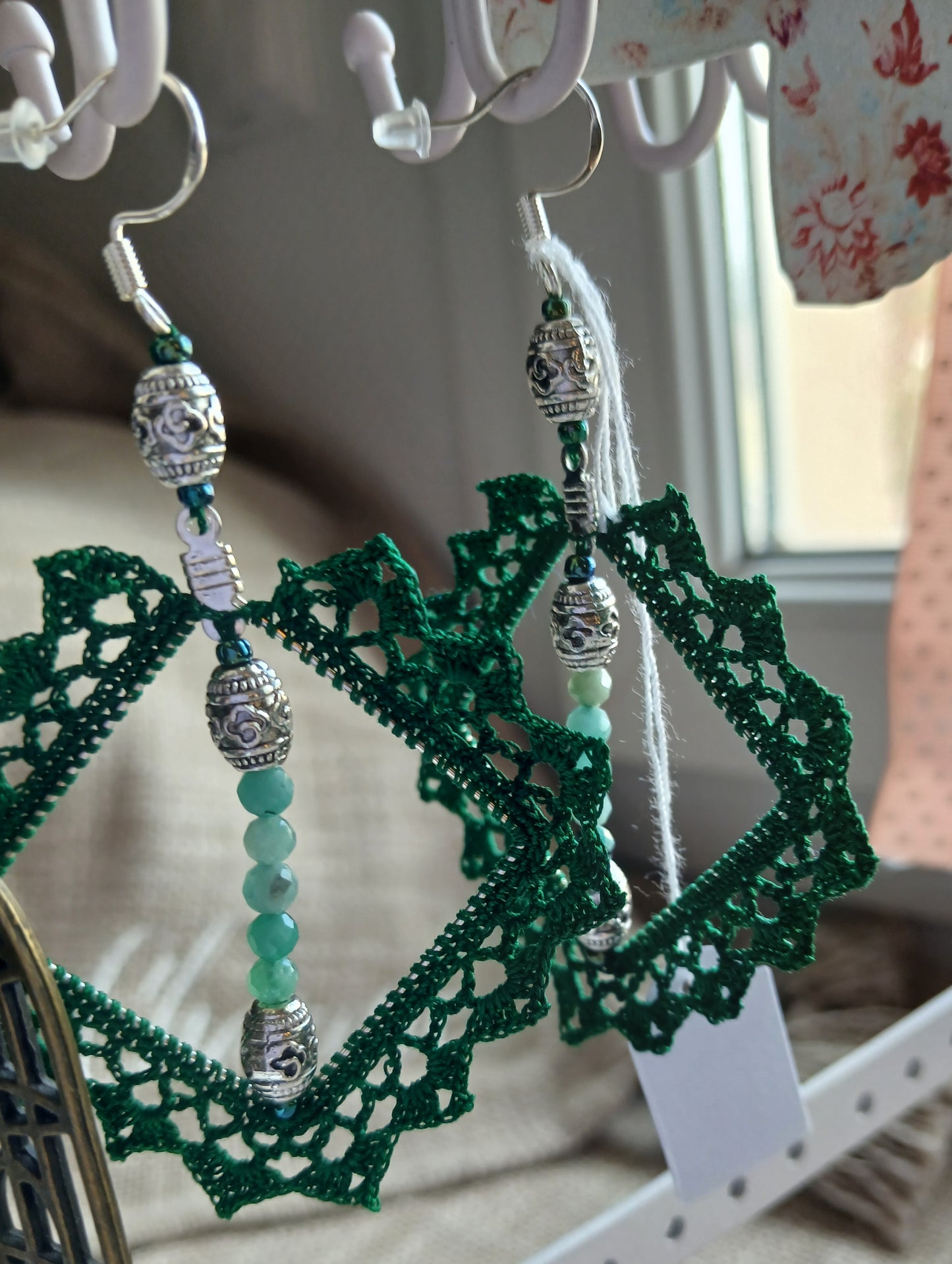 Boucles d'oreilles créoles — Crochet vert forêt & perles tibétaines