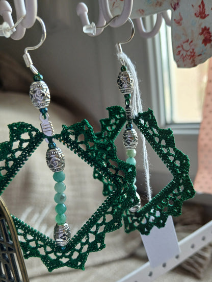 Boucles d'oreilles créoles — Crochet vert forêt & perles tibétaines
