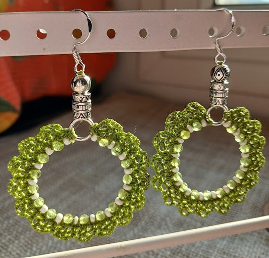 Boucles d'oreilles coton vert & perles de péridot facettées