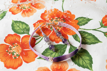 Ensemble Corinne dégradé de violet avec améthystes - tissu floral blanc et fleurs orange vif avec éclaboussures d'eau