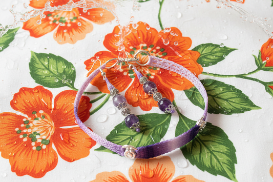 Ensemble Corinne dégradé de violet avec améthystes - tissu floral blanc et fleurs orange vif avec éclaboussures d'eau