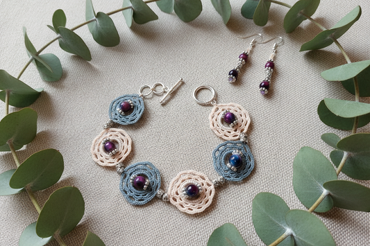 Ensemble Eliane rose pâle et gris perles œil de tigre multicolores - ambiance nature avec feuilles d'eucalyptus