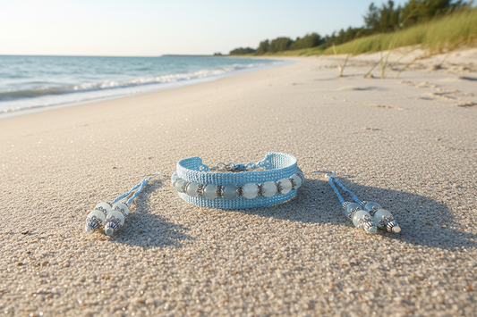 Ensemble Evelyne bleu ciel perles de jade gris bleu - matin d'été ensoleillé bord de plage - version 2