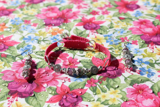 Ensemble Francette rose fuchsia avec perles œil de tigre multicolores - fond tissu floral et éclaboussures d'eau