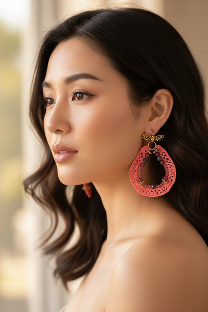 Photo portée par une femme asiatique – boucles crochet rose soutenu saphir rubis tourmaline rose