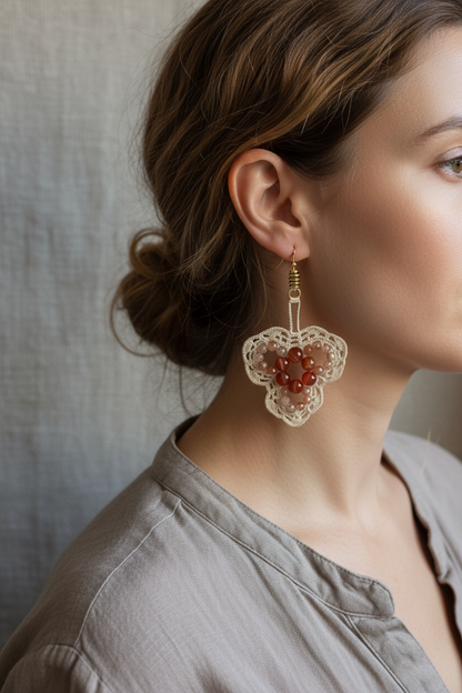 Photo portée boucles d'oreilles crochet fleur beige agate pierre de soleil