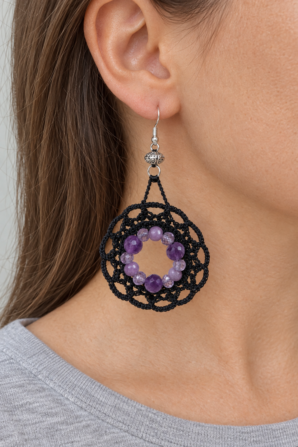 Boucles d'oreilles Améthyste chevron & Lépidolite portées, coton noir au crochet et crochets en argent sterling