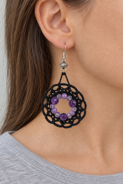 Boucles d'oreilles Améthyste chevron & Lépidolite portées, coton noir au crochet et crochets en argent sterling
