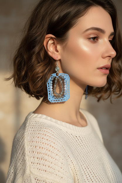 Photo portée – boucles d'oreilles crochet bleu ciel labradorite angélite calcédoine