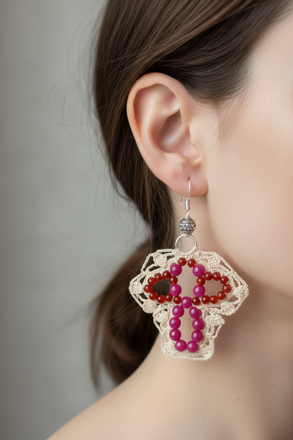 Boucles d'oreilles crochet beige rubis cornaline portées