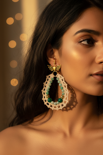 Photo portée par une femme indienne – boucles crochet beige émeraude agate veine de dragon