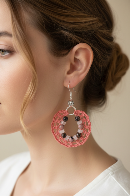 Boucles d'oreilles crochet vieux rose rhodonite heishi portées