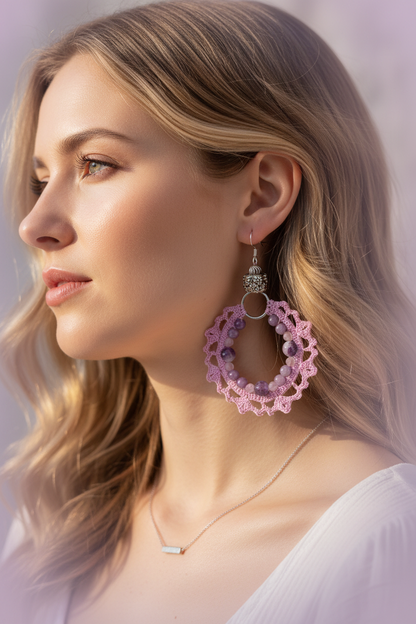 Photo portée – boucles crochet mauve améthyste chevron kunzite et lépidolite