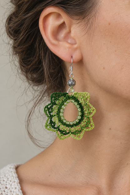 Illustration d’une boucle en coton dégradé vert et Péridot facetté portée à l’oreille