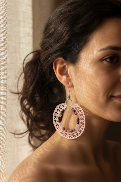 Boucles d'oreilles créoles crochet rose pâle portées