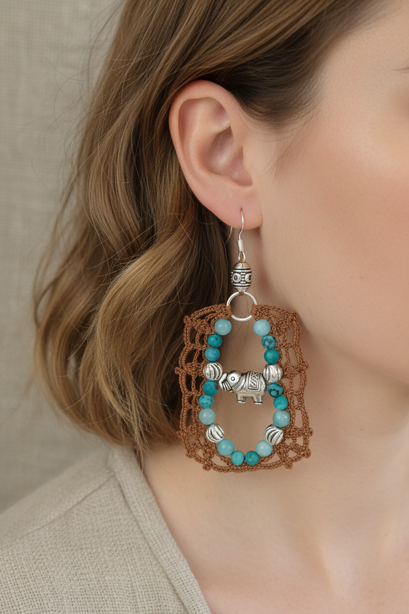 Photo portée boucles d'oreilles crochet brun doré amazonite turquoise éléphant