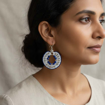 Femme indienne portant des boucles d’oreilles artisanales en lapis-lazuli et labradorite