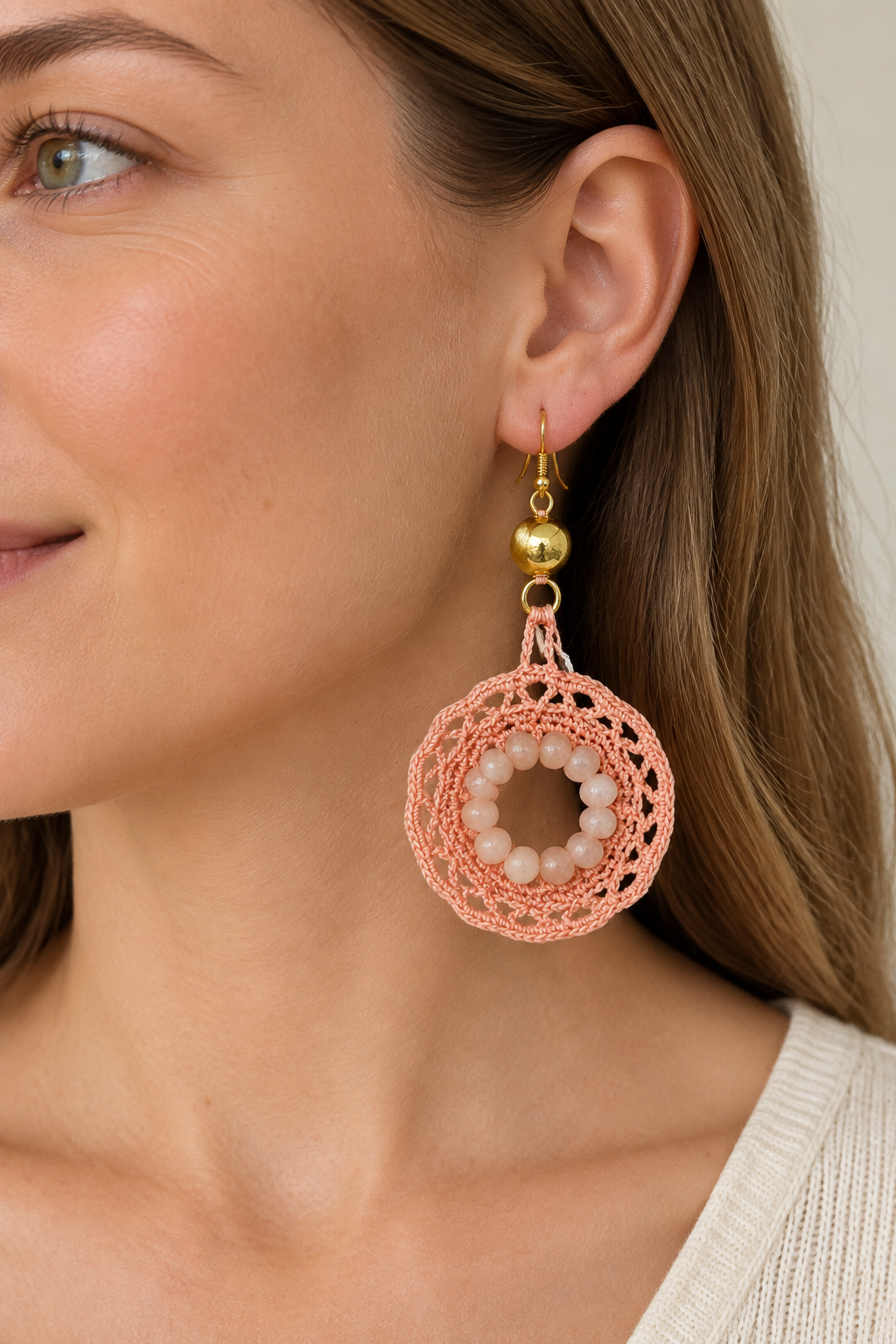 Boucles d'oreilles Pierre de lune rose portées, coton orangé au crochet et crochets plaqué or
