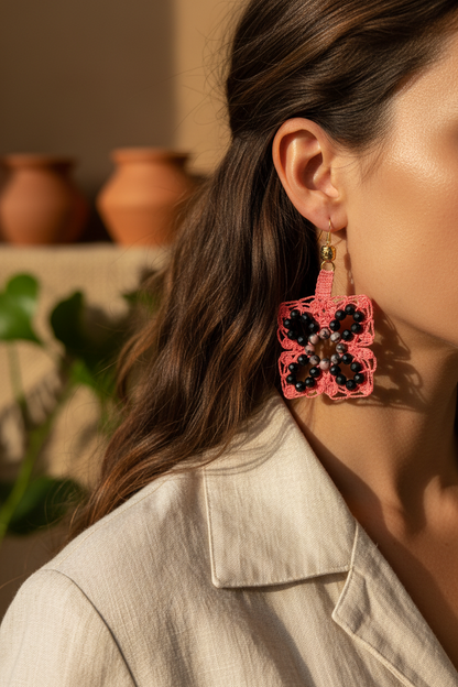 Photo portée — boucles d'oreilles crochet fleur tourmaline noire et rhodonite