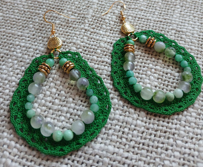 Boucles d'oreilles créoles  émeraudes, jade & chrysoprase