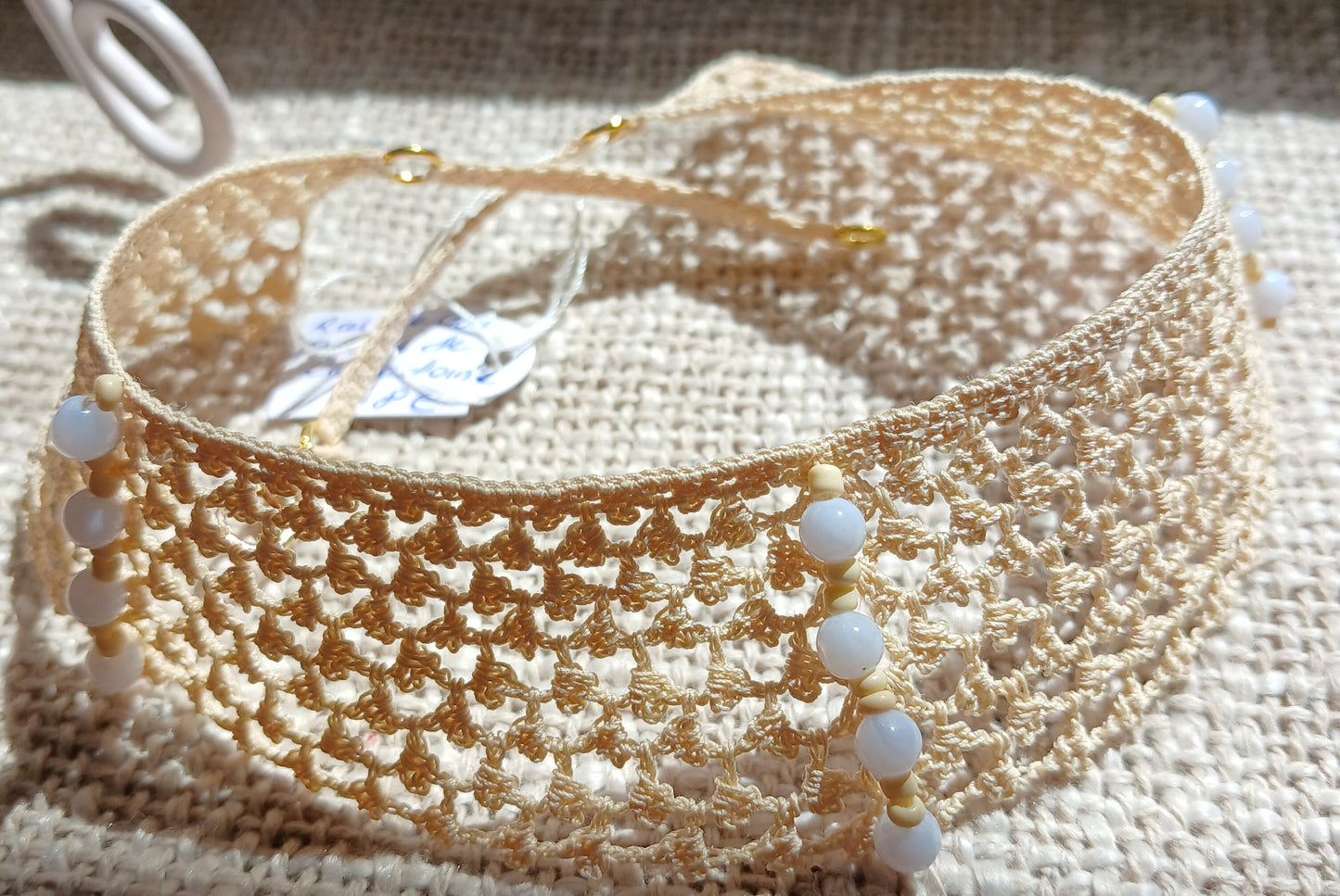 Collier ras de cou crochet coton beige clair – Calcédoine bleutée