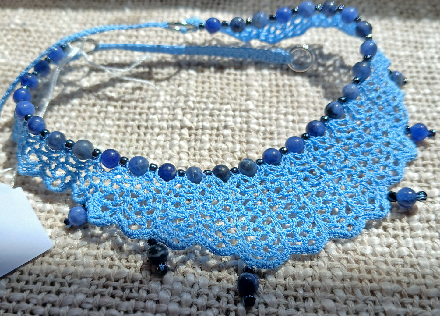 Collier ras de cou crochet coton bleu ciel – Sodalite bleue