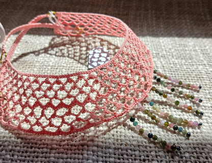 Collier ras de cou crochet coton rose – Tourmaline multicolore